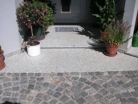Granitwürfel 8/10 Oberfläche antik gebraucht kombiniert mit Granitplatten